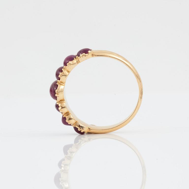 Ring med cabochonslipade rubiner.