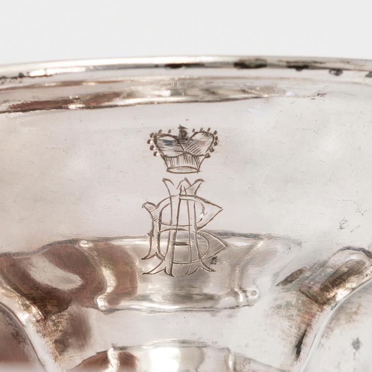 MALJOJA, 2 kpl, hopeaa, ja pikari, Wien Sheffield Kiina tms. Uushopea tarjotin, Ei huutokauppaan.