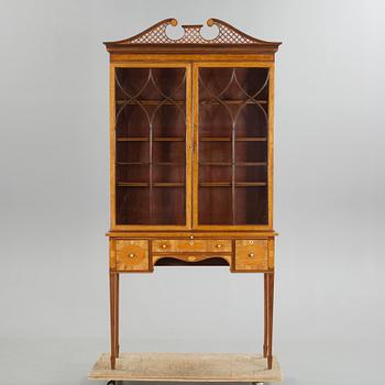 VITRINSKÅP, Sheraton-stil, England, 1900-tal.