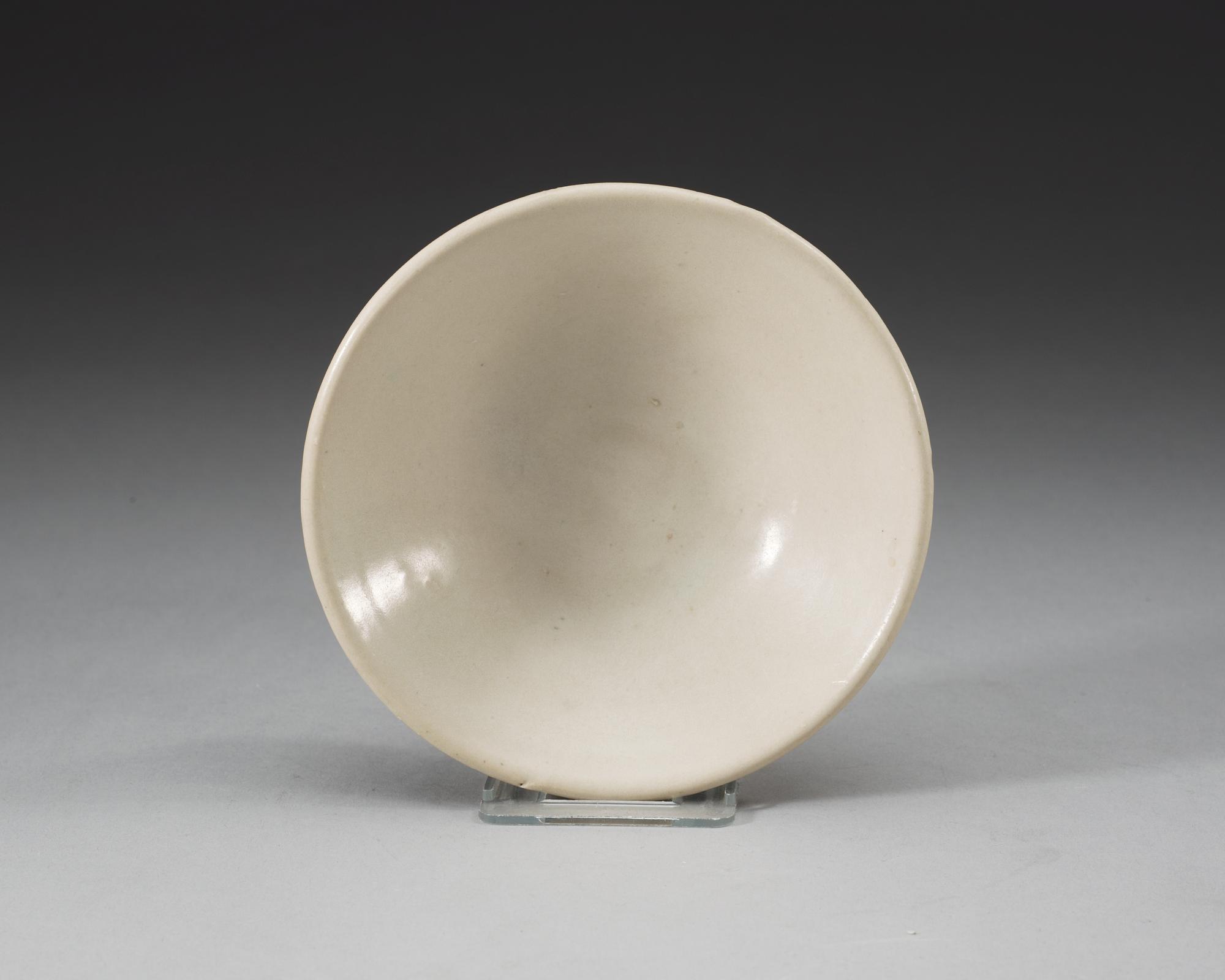 A white glazed dish, Song dynasty (960-1279).