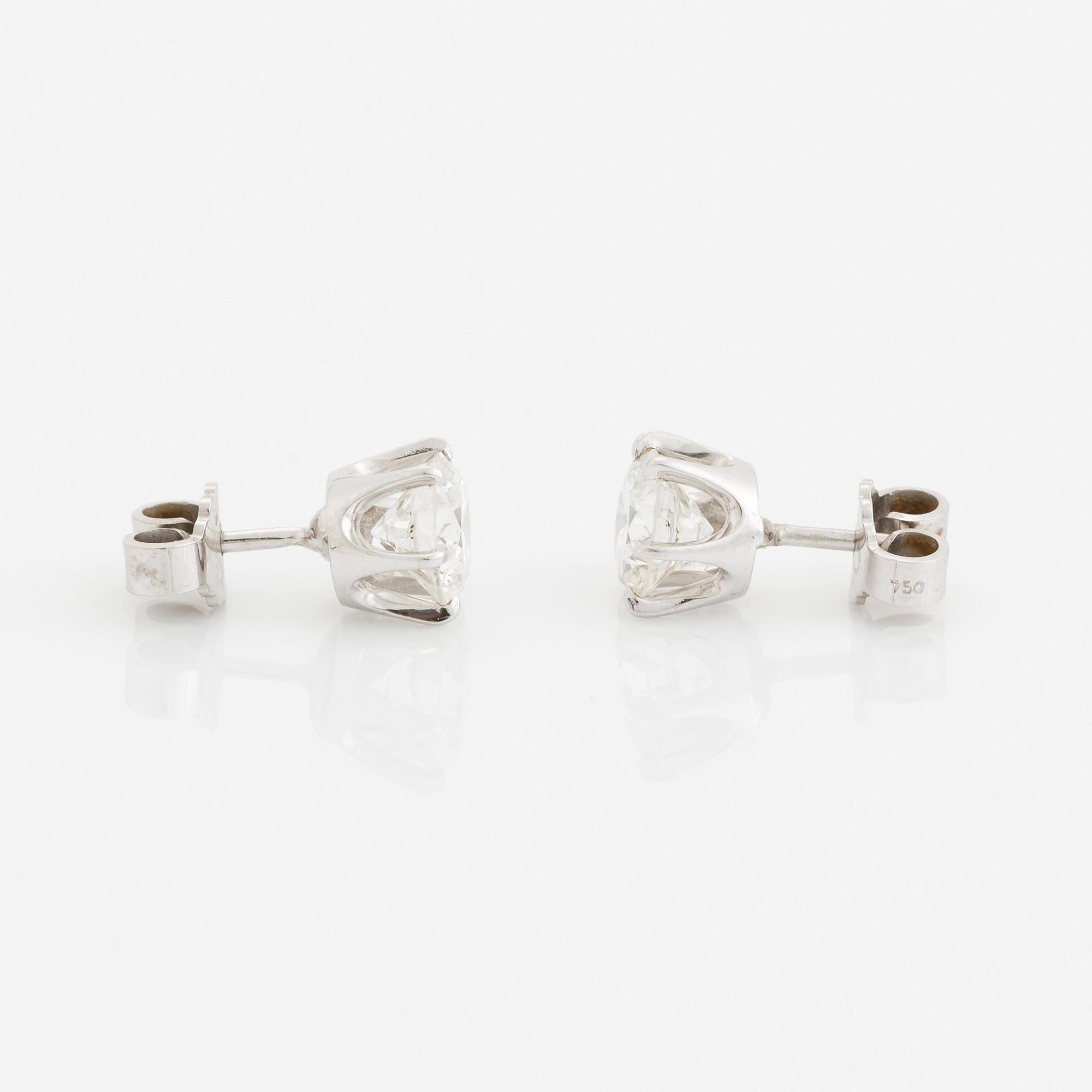 A pair of 18K white gold earrings set with round brilliant-cut diamonds with a total weight of ca 2.00 cts.