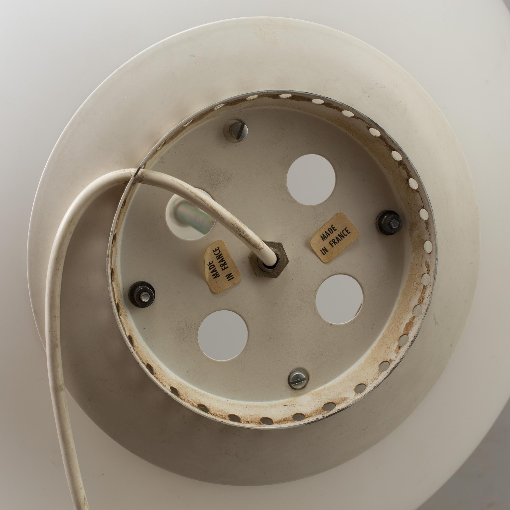 A late 20th century eggshaped Frensh tablelamp.