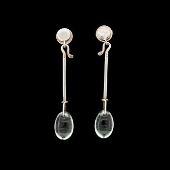 Vivianna Torun Bülow-Hübe · ÖRHÄNGEN, sterlingsilver och prasiolit, "Dew Drop", Torun Bülow-Hübe för Georg Jensen.