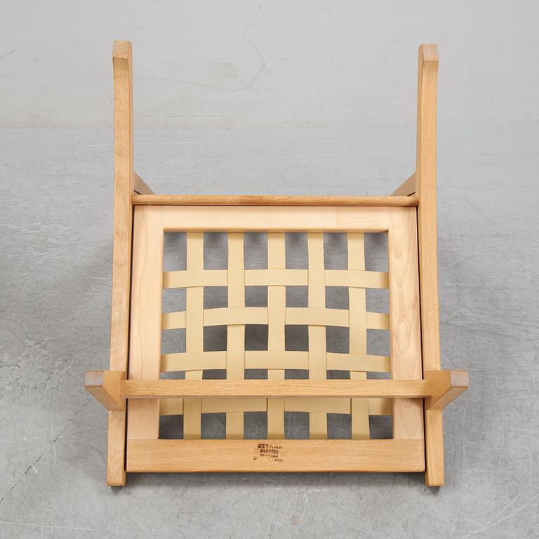 Hans J Wegner, a pair of oak easy chairs model 'GE-370', Getama, Denmark, second half of the 20th century.