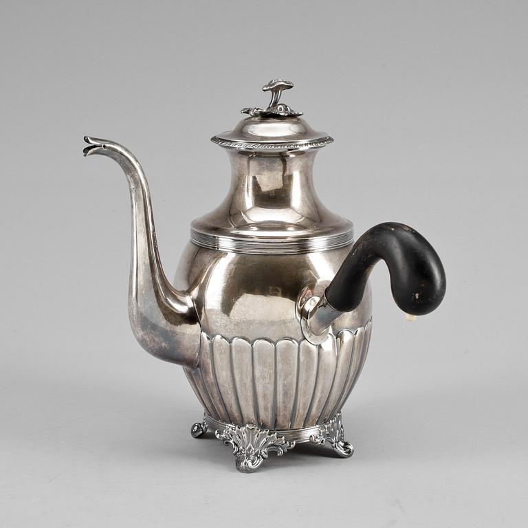 KAFFEKANNA, silver, senempire, Kjellberg, Västerås 1862. Vikt ca 674 gram.