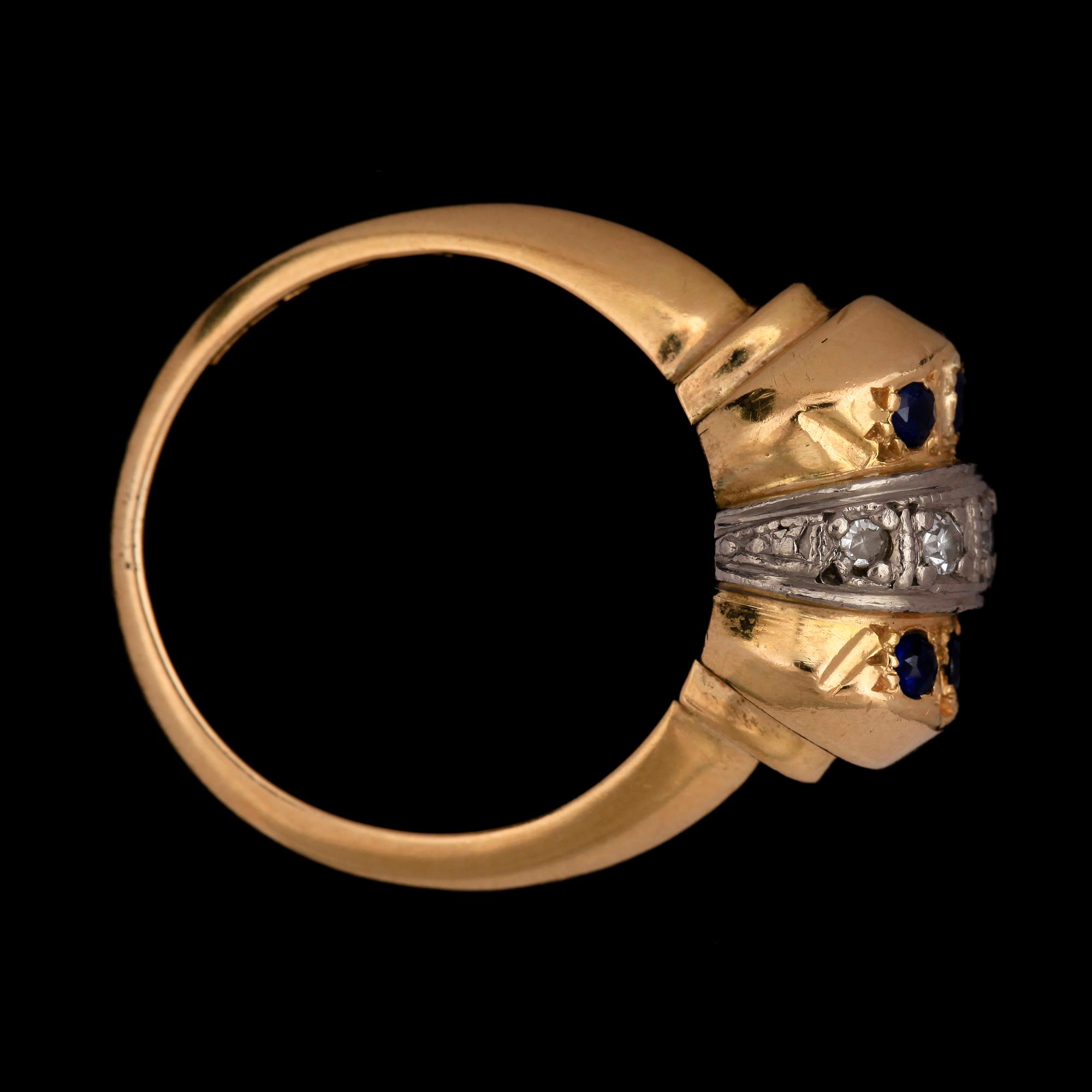 RING, 18K guld med 5 åttkantslipade diamanter samt 6 små blå safirer. Vikt ca 7,3 g.