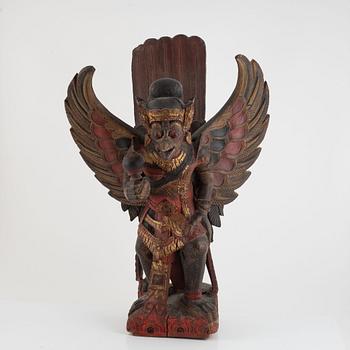 Skulptur föreställande Garuda, bemålat och förgyllt trä. Sydostasien, tidigt 1900-tal.