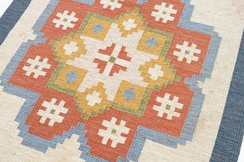 Erik Lundberg, a carpet 'Lister' flat weave c. 206 x 138 cm Vävaregården Eringsboda signed V.