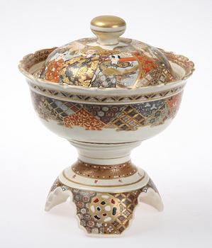 SKÅL med LOCK, flintgods, Japan, Satsuma, 1900-tal.