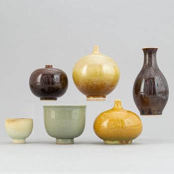 Lasse Östman, a set of four stoneware vases and two bowls.