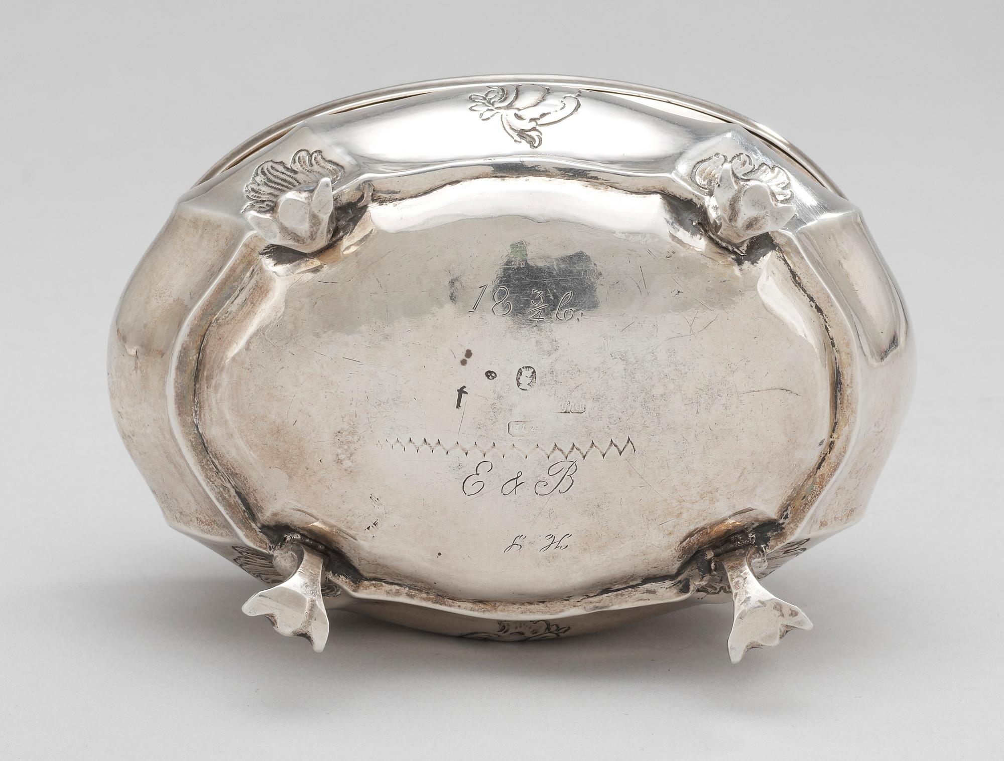 SOCKERSKRIN, silver, av Gustaf Stafhell d ä. Stockholm 1755. Rokoko. 240g.