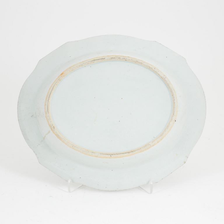 A Chinese porcelain charger, Qing Dynasty, Qianlong (1736-95).