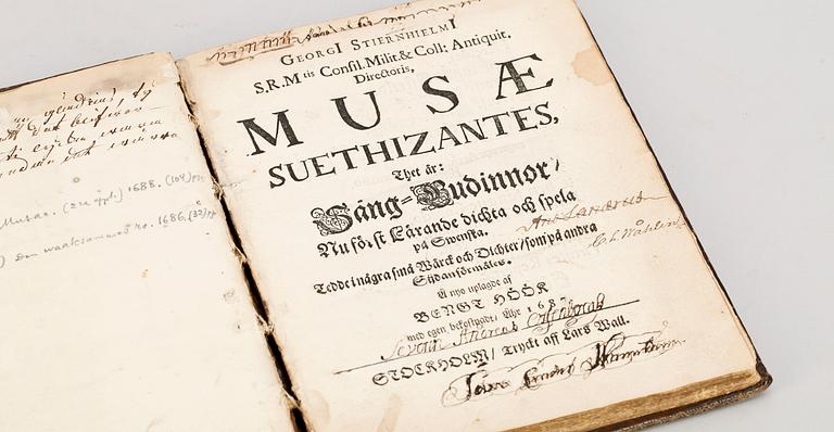 BÖCKER, 2 vol i en, "Musae Suethizantes" av Georg Stiernhielm, Stockholm 1687 resp "Den Waaksammes roo.." Werner von Rosenfelt, Stockholm 1686.