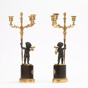 KANDELABRAR, för tre ljus, ett par, empire, Frankrike, 1800-talets början.