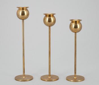 KYNTTILÄNJALKOJA, 3 kpl, messinkiä, Skultuna,  1900-luvun loppupuoli.