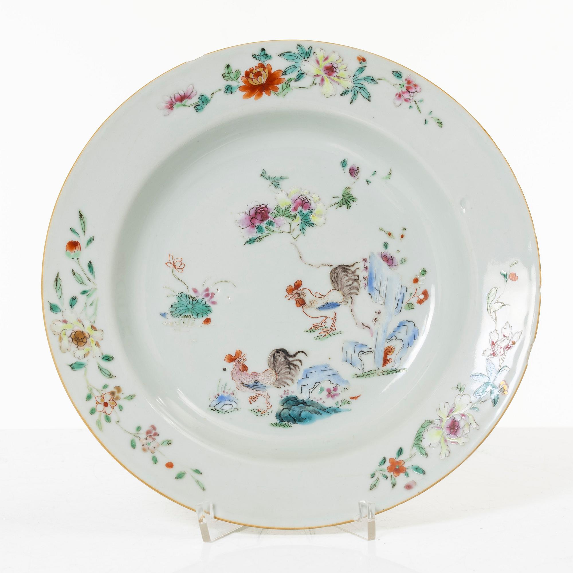 Tallrikar, tre stycken, porslin. Qingdynastin, 1700-tal.