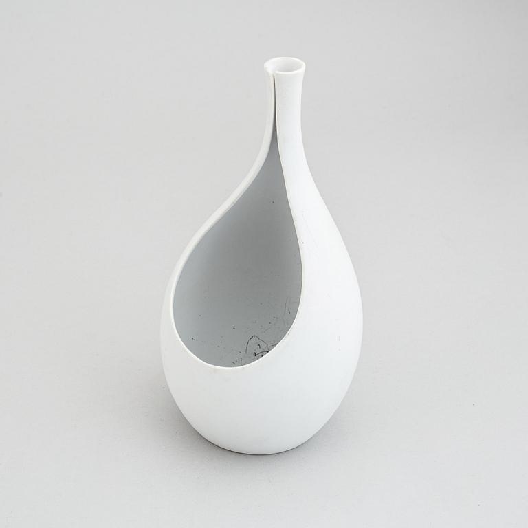 Stig Lindberg, 'Veckla' and 'Pungo' stoneware. Gustavsberg (3 pieces).