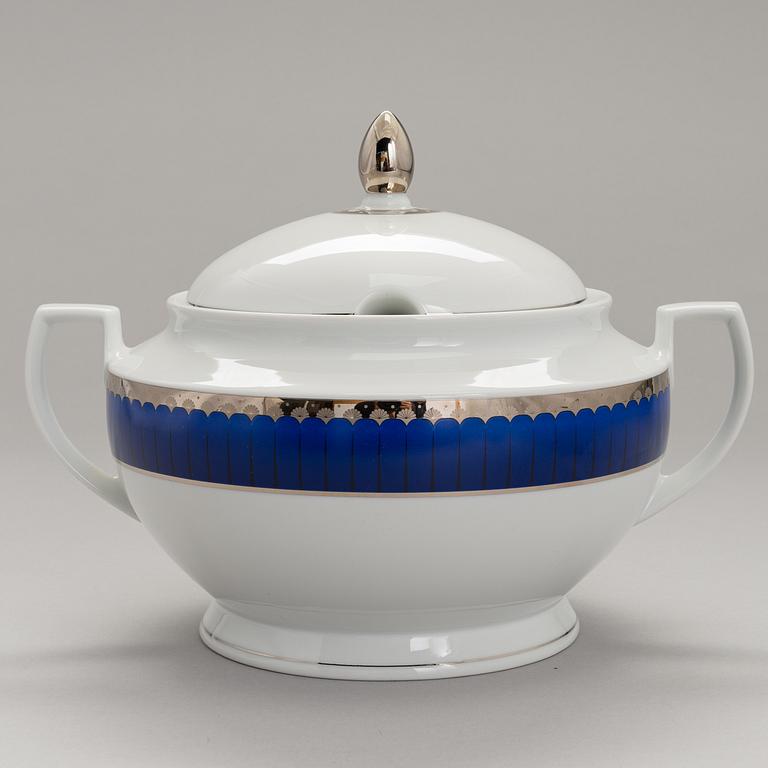 SIGVARD BERNADOTTE, RUOKA-ASTIASTO, 76 osaa, posliinia, "Christineholm".