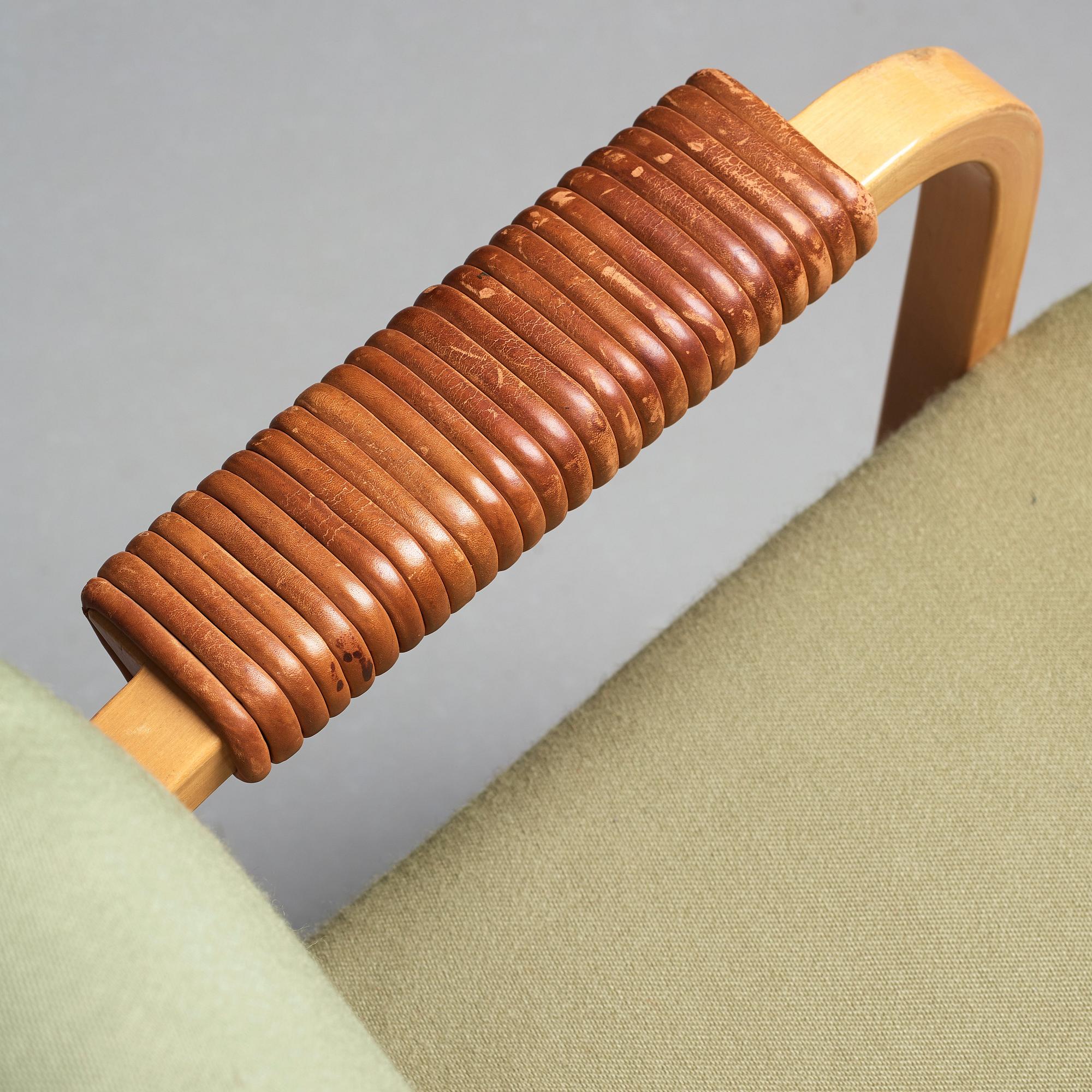 Alvar Aalto, a pair of model nr 48 laminated birch and leather easy chairs, Oy Huonekalu- ja Rakennustyötehdas for Artek, Finland.