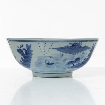 A blue and white export porcelain bowl, China, Qing dynasty early 19th century.