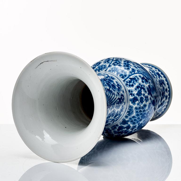 A blue and white vase, Qing dynasty, 18th Century.