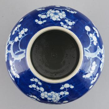 A blue and white jar cover, Qing dynasty, first half of 20th Century.