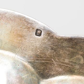 Two silver serving dishes, one marked GAB, Stockholm, Sweden 1944. Total weight 1620 g.