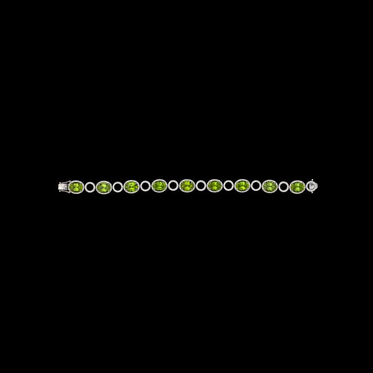 A peridote, tot. 25.63 cts, and brilliant cut diamond bracelet, tot. 2.45 cts.