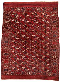 A carpet, an antique Tekke main carpet, ca 287-293,5 x 207-219,5 cm (as well as 1 cm flat weave at the ends).