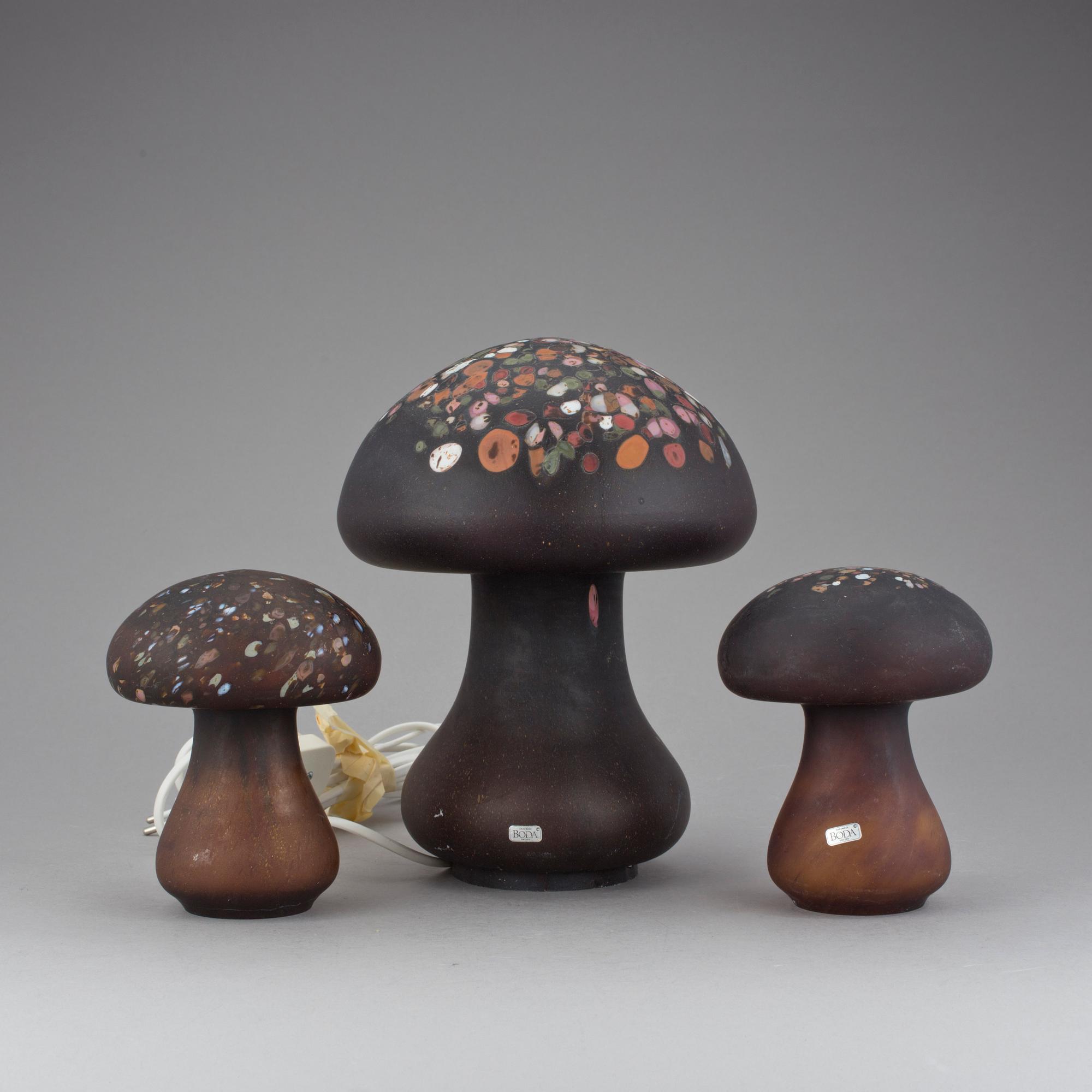 BORDSLAMPA SAMT SKULPTURER, 2 st, glas, Monica Backström, Kosta Boda, 1970-tal.