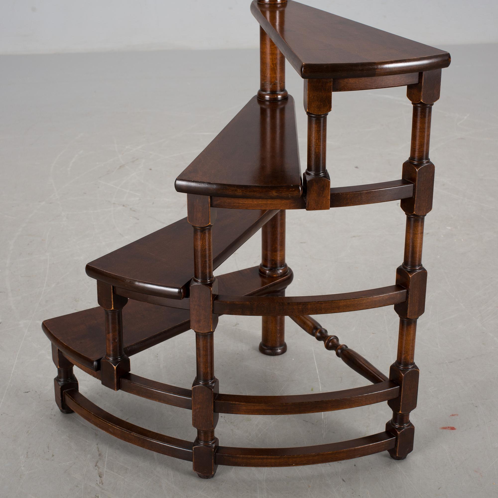 BIBLIOTEKSSTEGE, England. 1900-talets andra hälft.