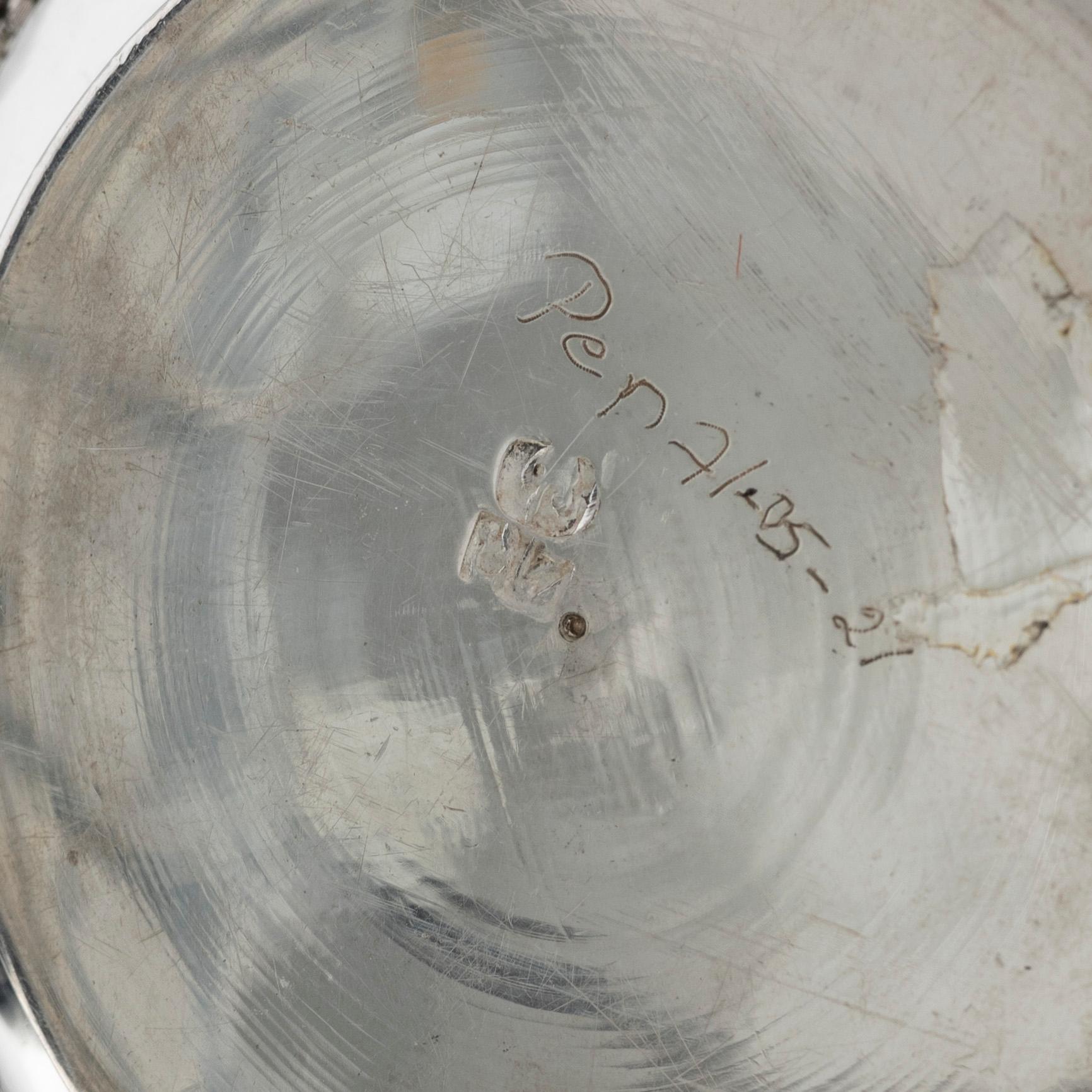 Skål på bricka, silver, Persien (Iran), 1900-tal.