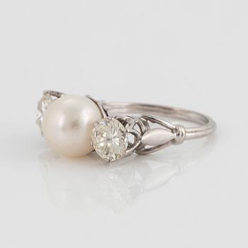 Ring 18K vitguld med en odlad pärla samt två runda briljantslipade diamanter.
