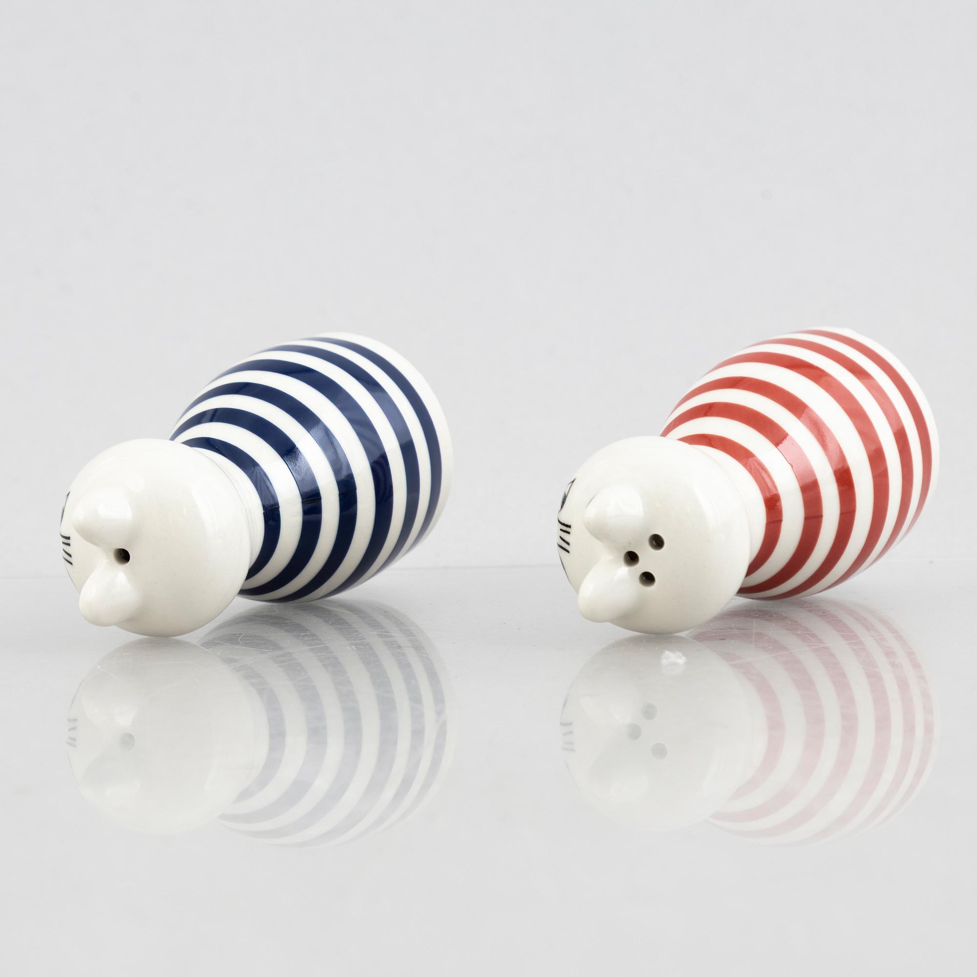 Lisa Larson, ljusstakar, 6 st, ljuslykta samt salt- och pepparströare, stengods och majolika, bl.a. Höganäs.