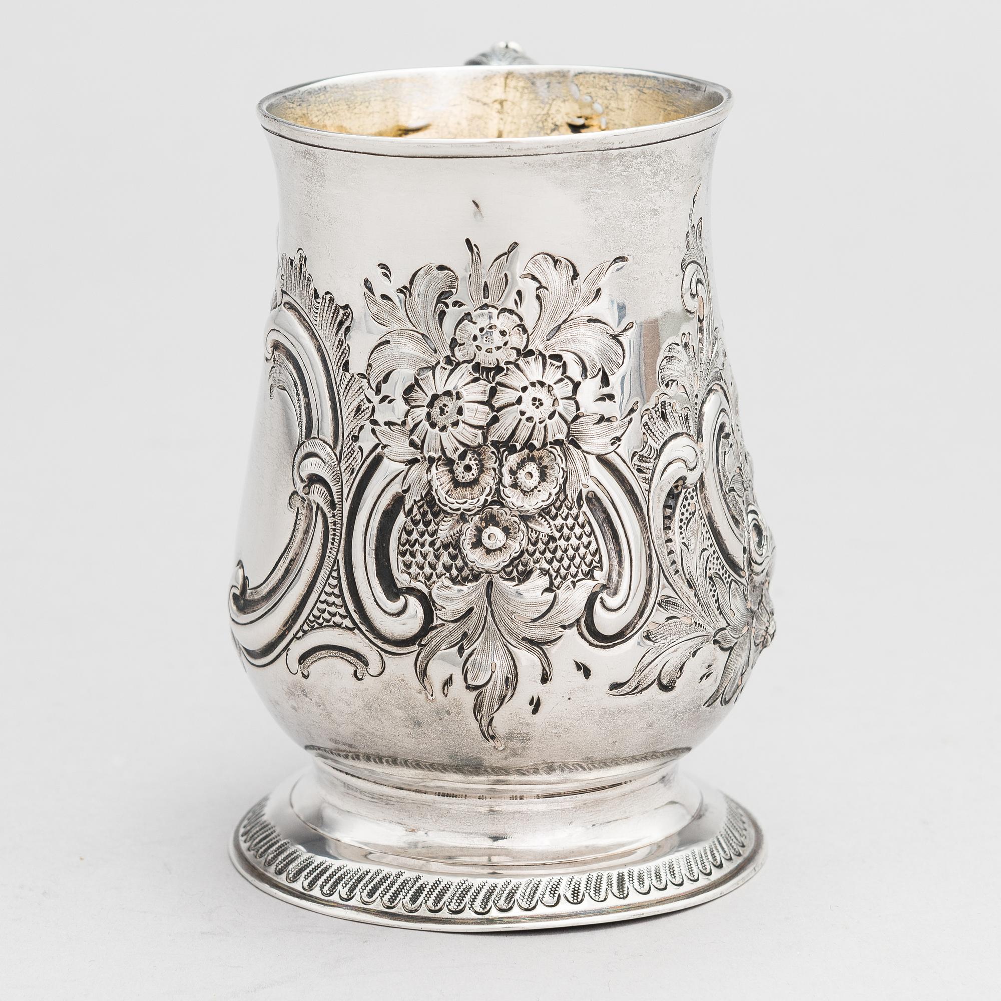 A sterling silver mug, maker's mark of John King, London 1775.