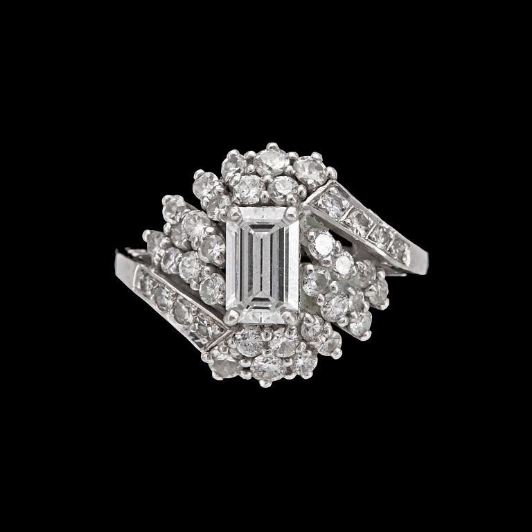 An emerald cut diamond ring, app. 1 ct, smaller brilliant cut diamonds, tot. app. 1 ct.