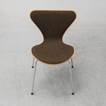 Arne Jacobsen, a set of eight 'Series 7' chairs from Fritz Hansen, Denmark, 1982.