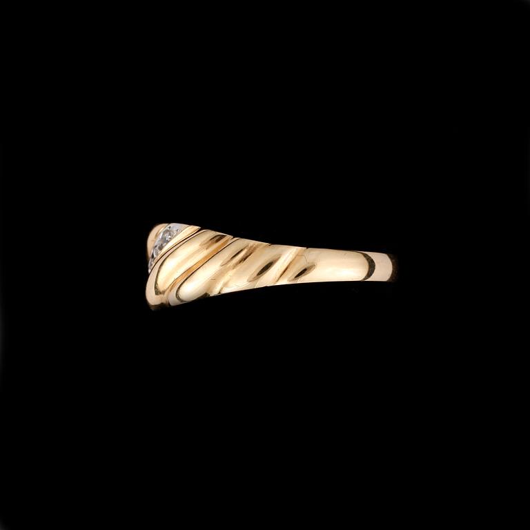 RING, 18k guld med små diamanter. Vikt 3,1g.