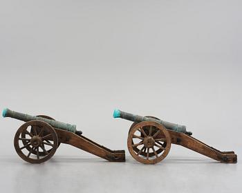Salutkanoner, ett par, replikor av kanon från örlogsskeppet Slesvig 1733, 1900-tal.