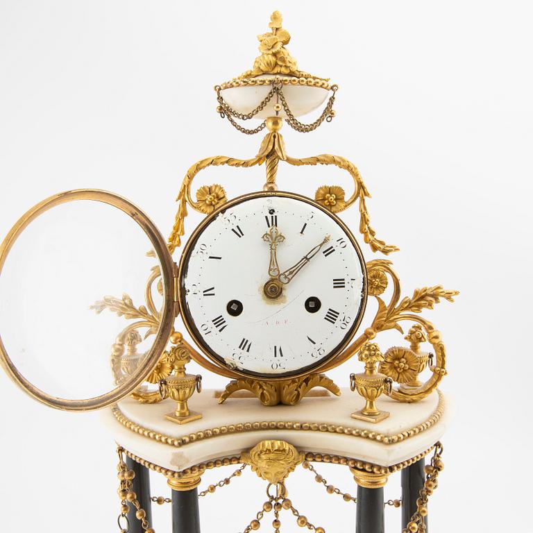 Louis XVI mantel clock, circa 1800, signed Roque a Paris (Joseph-Léonard Roque, active late 18th century).