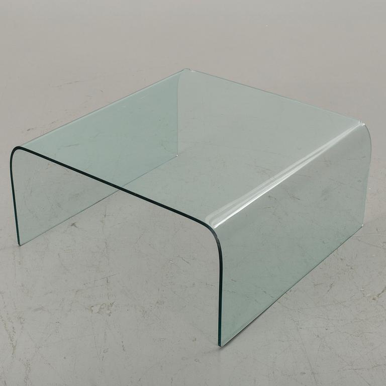 A GLASS SOFA TABLE.