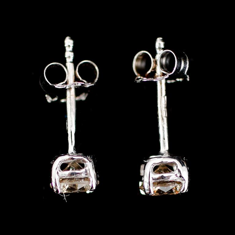 ÖRHÄNGEN, 1 par, 14 k vitguld, briljantslipade diamanter tot ca 0,75 ct.