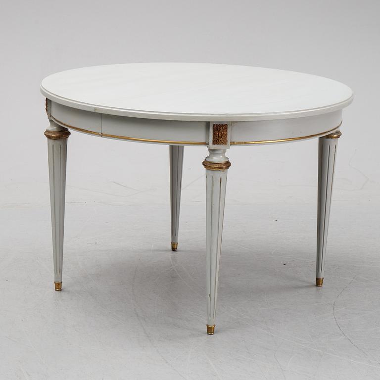 Matbord, gustaviansk stil, 
1900-talets andra hälft. Två iläggsskivor medföljer.