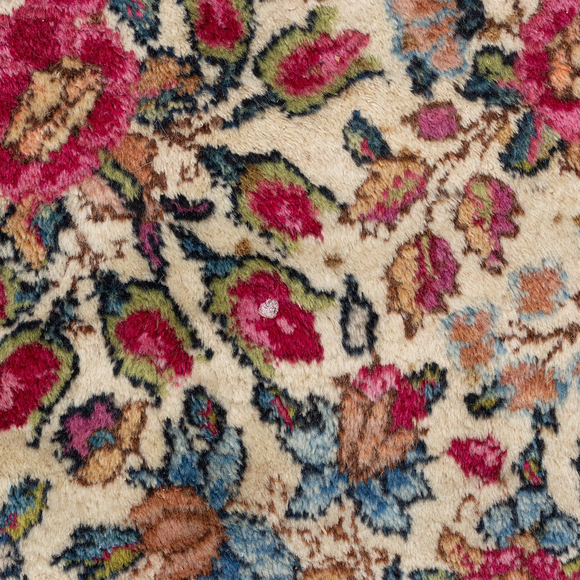 An Oriental carpet, c. 272 x 180 cm.