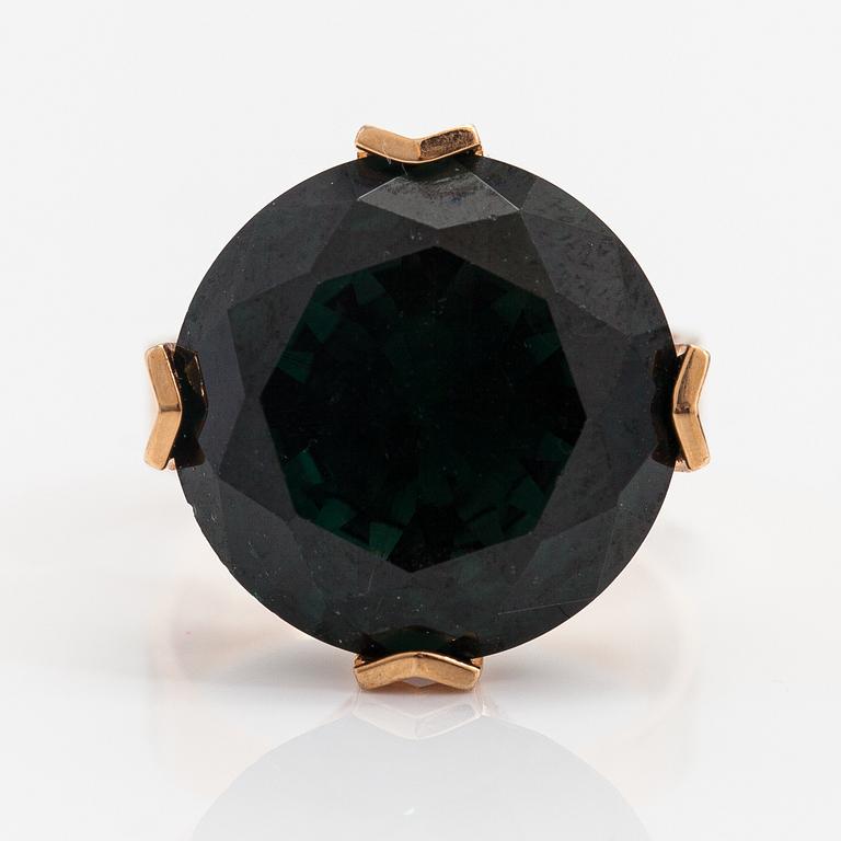 Elis Kauppi, A 14K ogld ring with a synthetic green spinel. Kupittaan kulta, Turku 1972.