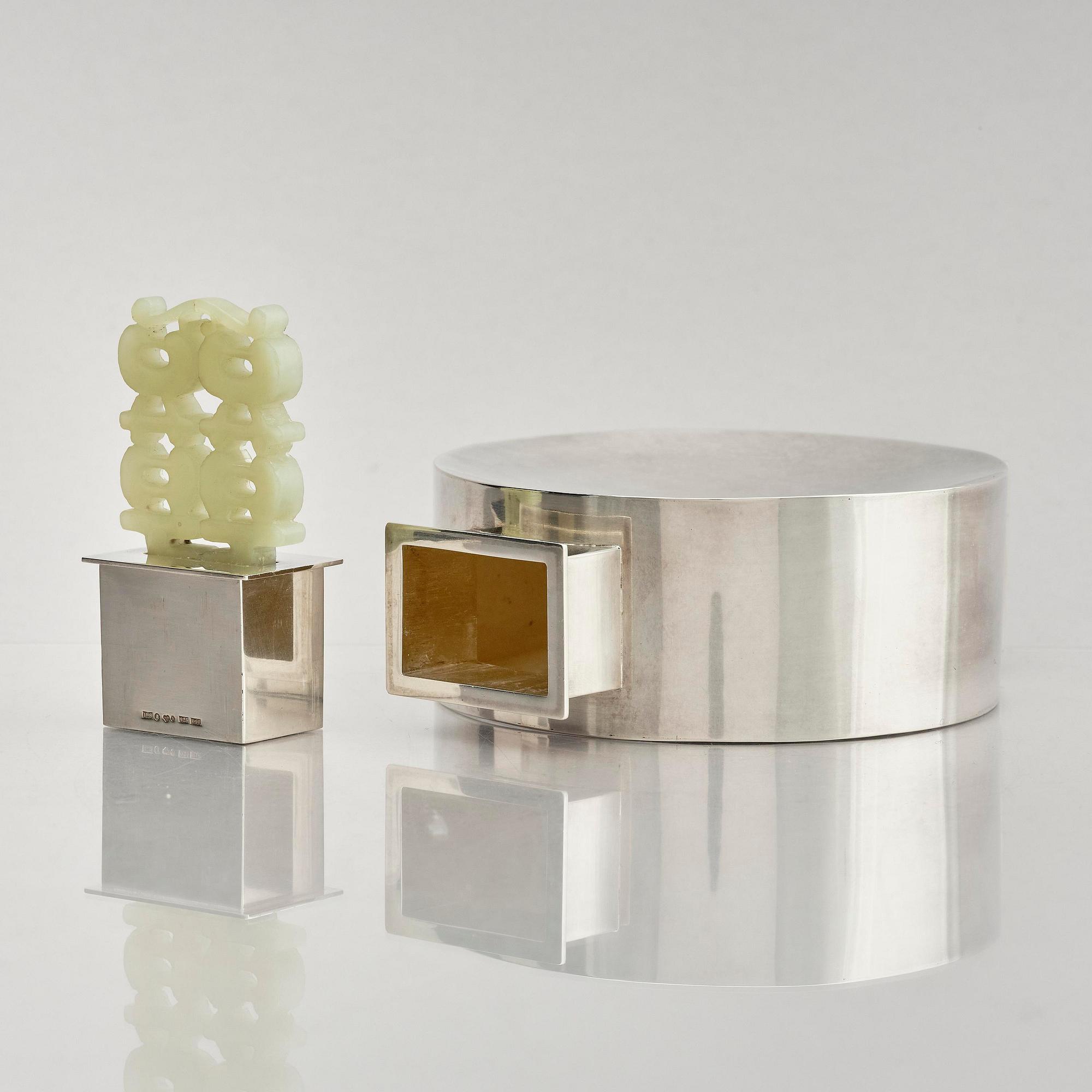 Inga Lagervall Ringbom, flaska med lock, sterling silver och nefrit, Stockholm 1978.