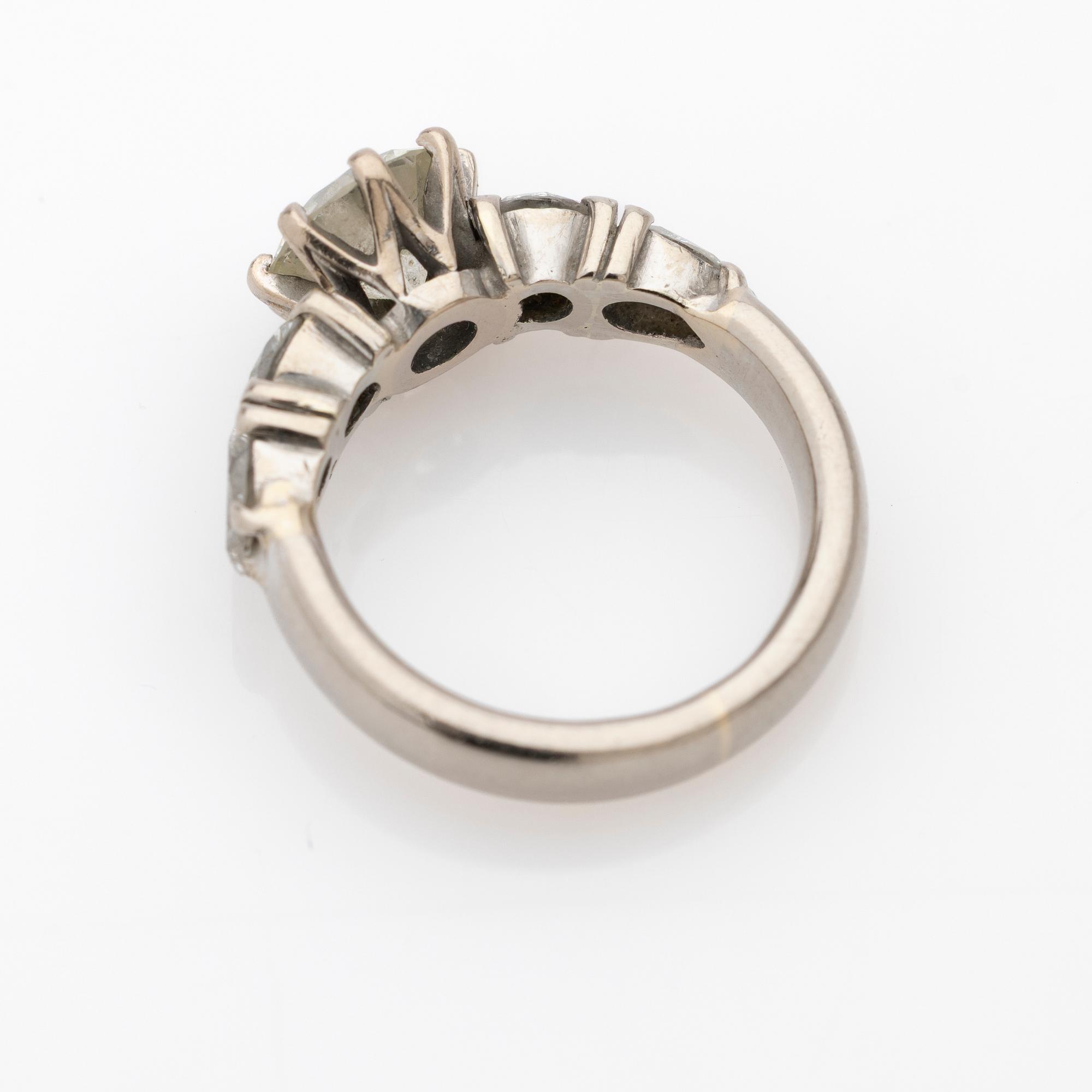 Ring, 18k guld med 5 diamanter.