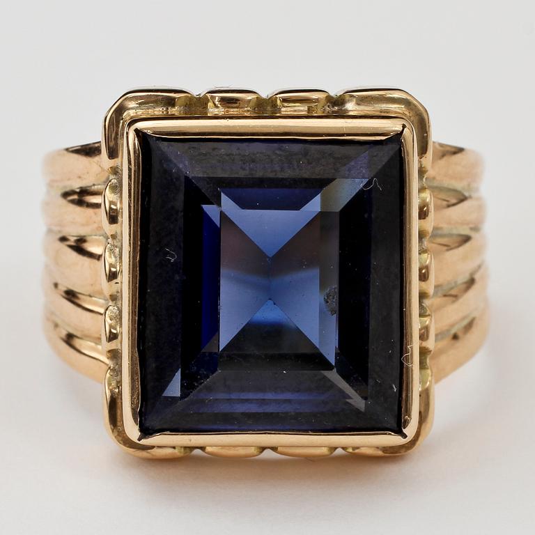 HERRRING, 14k guld med fasettslipat blått glas. Vikt 10 g.