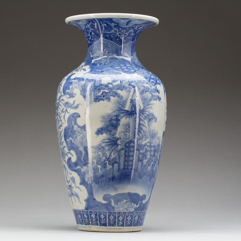 GOLVVAS, porslin, Japan. 1900-talets andra hälft.