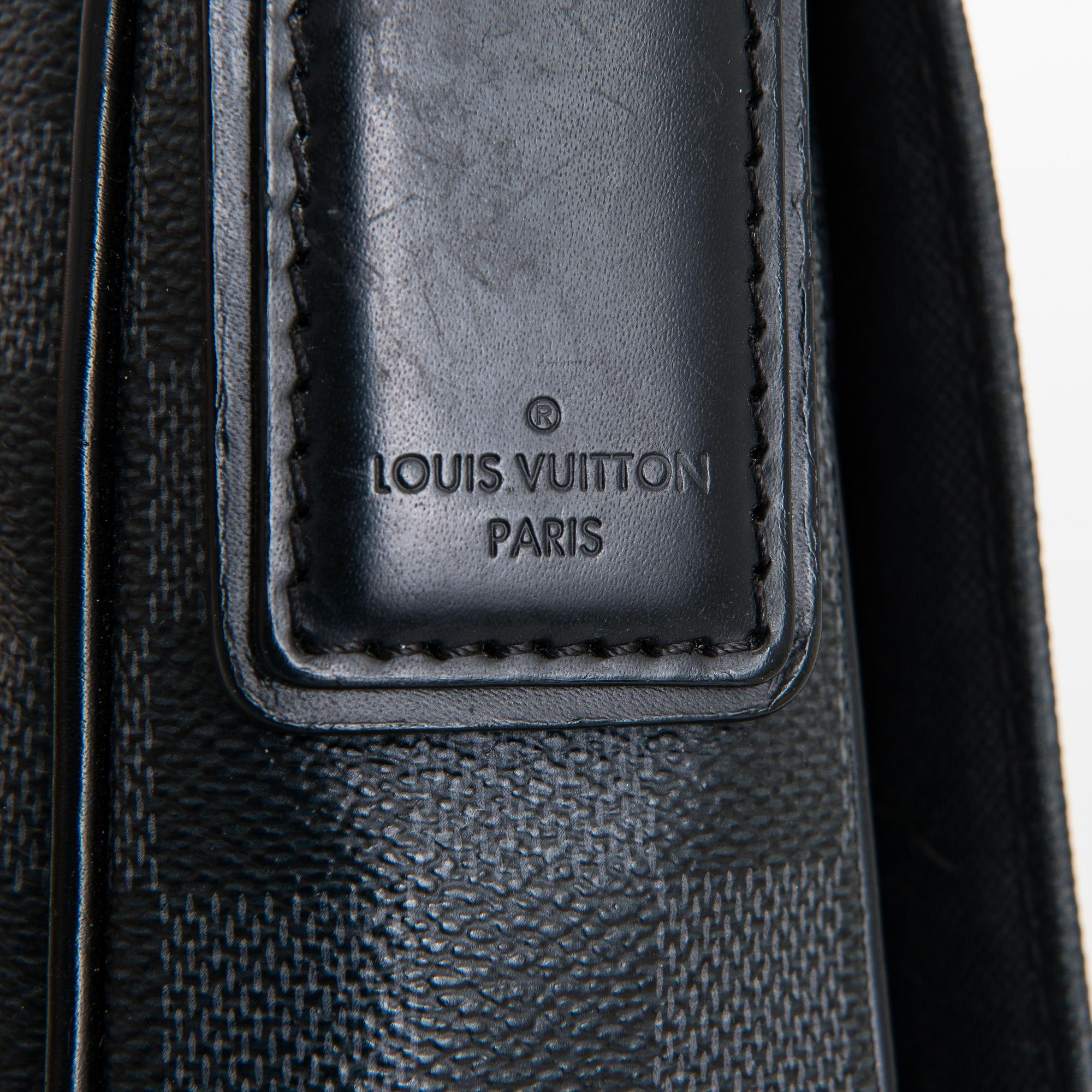 Louis Vuitton, "District PM Messenger", väska.